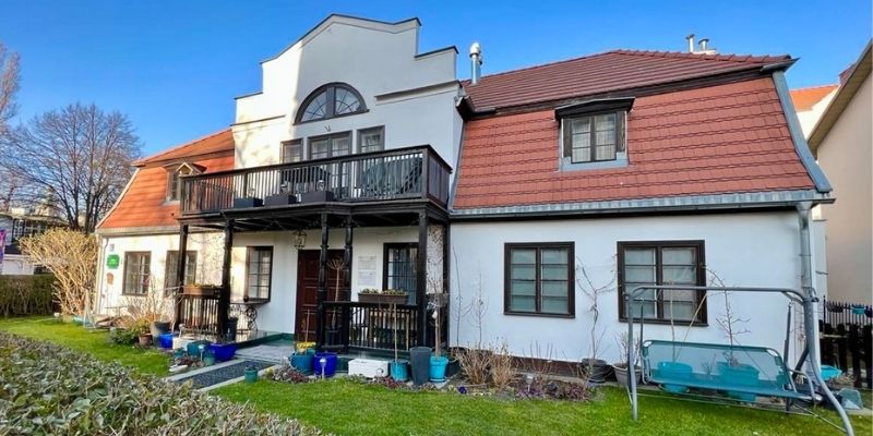 Widok na Wszechnicę Sopocką z zewnątrz. To klasyczny dworek w stylu szwajcarskim. Fot. Rafał Czajka Widok na Wszechnicę Sopocką z zewnątrz. To klasyczny dworek w stylu szwajcarskim. Fot. Rafał Czajka