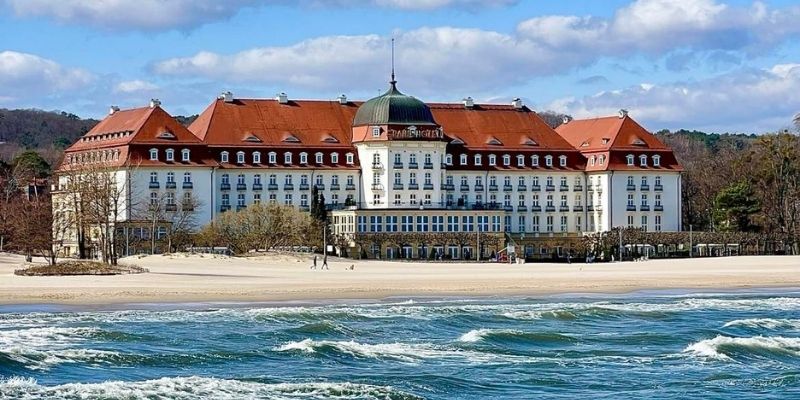 Sofitel Grand Sopot to jeden z najbardziej rozpoznawalnych hoteli. Widok na budynek z sopockiego molo. Fot. Rafał Czajka Sofitel Grand Sopot to jeden z najbardziej rozpoznawalnych hoteli. Widok na budynek z sopockiego molo. Fot. Rafał Czajka