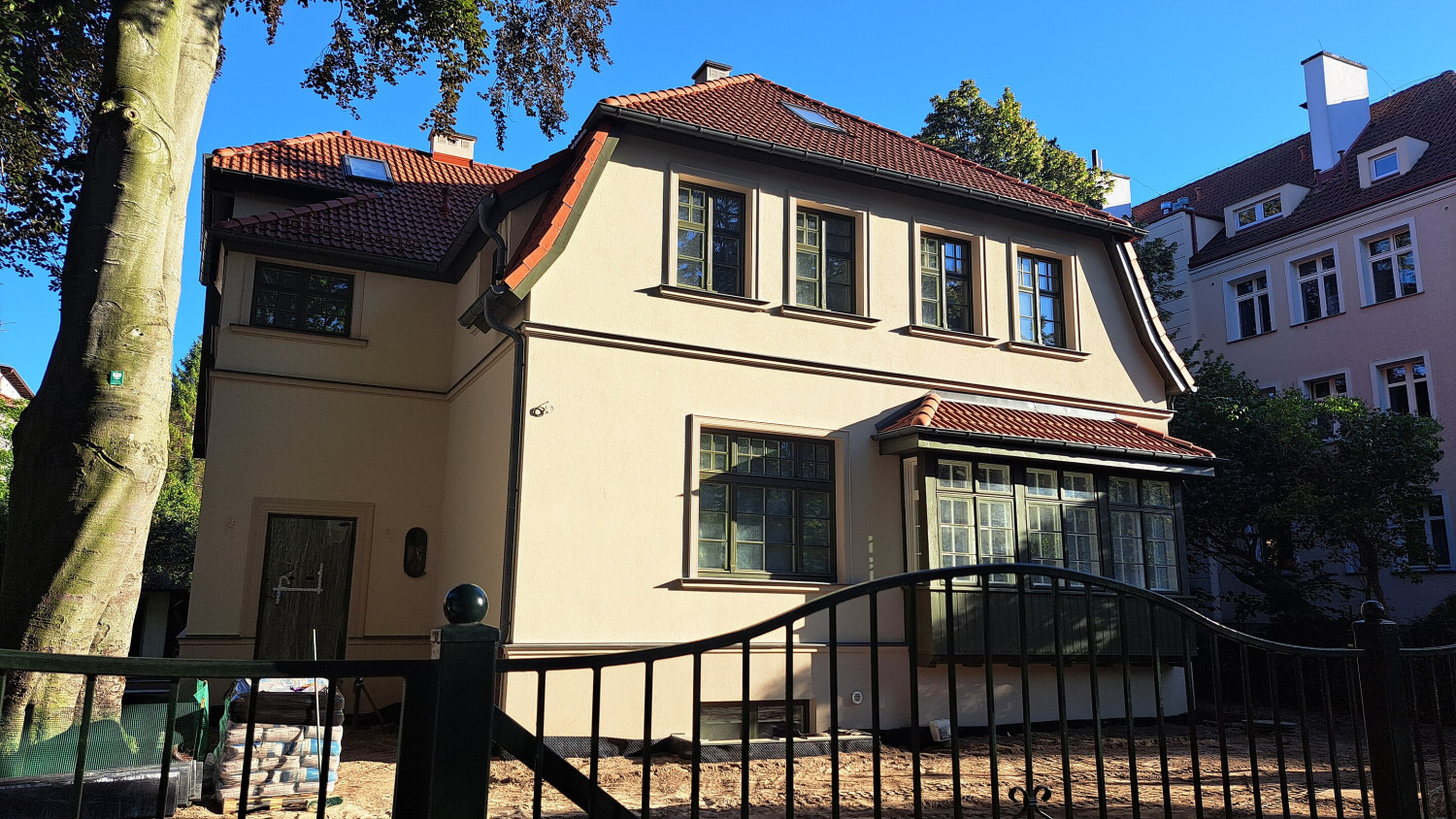 Ul. Wybickiego 23 – dom Miłoszów. Fot. Ewa Jaros (czupirek) (CC BY-SA 4.0) Ul. Wybickiego 23 – dom Miłoszów. Fot. Ewa Jaros (czupirek) (CC BY-SA 4.0)