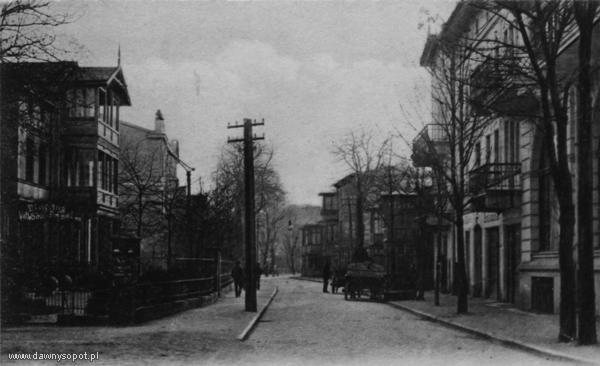 Ul. Grunwaldzka, widok w kierunku południowym, z prawej strony widoczny budynek hotelu Werminghoff, zdjęcie z 1903 r. (BG PAN), za: www.dawnysopot.pl. Ul. Grunwaldzka, widok w kierunku południowym, z prawej strony widoczny budynek hotelu Werminghoff, zdjęcie z 1903 r. (BG PAN), za: www.dawnysopot.pl.