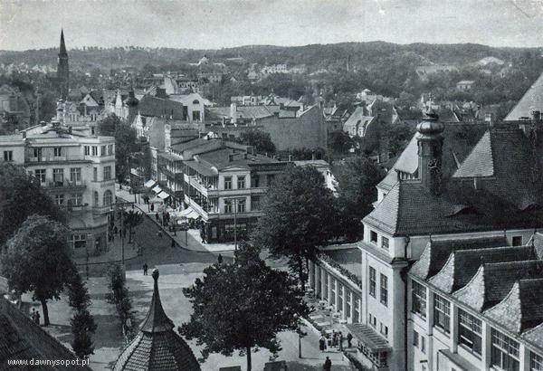 Widok z latarni morskiej w kierunku Górnego Sopotu, na pierwszym planie skrzyżowanie dawnej ul. Morskiej z ul. Południową, zdjęcie z ok. 1930 r. (TPS), za: www.dawnysopot.pl. Widok z latarni morskiej w kierunku Górnego Sopotu, na pierwszym planie skrzyżowanie dawnej ul. Morskiej z ul. Południową, zdjęcie z ok. 1930 r. (TPS), za: www.dawnysopot.pl.