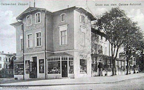 Hotel Dworcowy przemianowany na Wiener Cafe, widziany z głównego rynku, zdjęcie z ok. 1918 r. (KC), za: www.dawnysopot.pl. Hotel Dworcowy przemianowany na Wiener Cafe, widziany z głównego rynku, zdjęcie z ok. 1918 r. (KC), za: www.dawnysopot.pl.