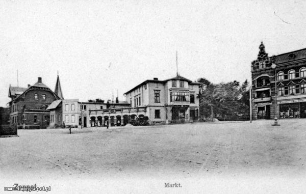Hotel Dworcowy widziany z głównego rynku, zdjęcie z ok. 1910 r. (BG PAN), za: www.dawnysopot.pl. Hotel Dworcowy widziany z głównego rynku, zdjęcie z ok. 1910 r. (BG PAN), za: www.dawnysopot.pl.