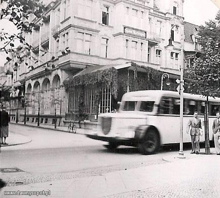 Fasada Hotelu Metropol widziana z obecnej ul. Monte Cassino, zdjęcie z 1930 r. (TPS), za: www.dawnysopot.pl. Fasada Hotelu Metropol widziana z obecnej ul. Monte Cassino, zdjęcie z 1930 r. (TPS), za: www.dawnysopot.pl.