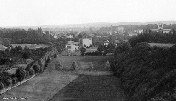 Widok na łąki sopockie i dolną część obecnej ul. Goyki łączącej się z dawną ul. Łąkową (ul. Haffnera). Na zdjęciu widoczna obecna ul. Goyki wspinająca się na Skarpę Sopocką na wysokości zabudowań, 1895 r. (TPS), za: dawnysopot.pl. Widok na łąki sopockie i dolną część obecnej ul. Goyki łączącej się z dawną ul. Łąkową (ul. Haffnera). Na zdjęciu widoczna obecna ul. Goyki wspinająca się na Skarpę Sopocką na wysokości zabudowań, 1895 r. (TPS), za: dawnysopot.pl.