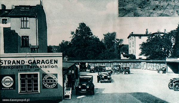 Garaż Plażowy na reklamówce z 1930 r. - szoferzy oraz pierwszej klasy miejsca parkingowe, zdjęcie z ok. 1930 r. (BMS PAH), za: www.dawnysopot.pl. Garaż Plażowy na reklamówce z 1930 r. - szoferzy oraz pierwszej klasy miejsca parkingowe, zdjęcie z ok. 1930 r. (BMS PAH), za: www.dawnysopot.pl.