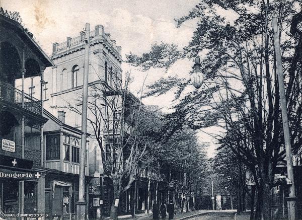 Dolna część dawnej ul. Morskiej oraz Willa Bellevue, zdjęcie z ok. 1890 r. (KC), za: www.dawnysopot.pl. Dolna część dawnej ul. Morskiej oraz Willa Bellevue, zdjęcie z ok. 1890 r. (KC), za: www.dawnysopot.pl.