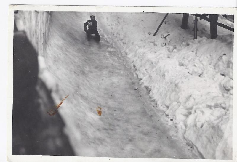 Zawody saneczkowe w Sopocie, przełom lat 50. i 60. XX w. Fotografia ze zbiorów Muzeum Sopotu. Zawody saneczkowe w Sopocie, przełom lat 50. i 60. XX w. Fotografia ze zbiorów Muzeum Sopotu.